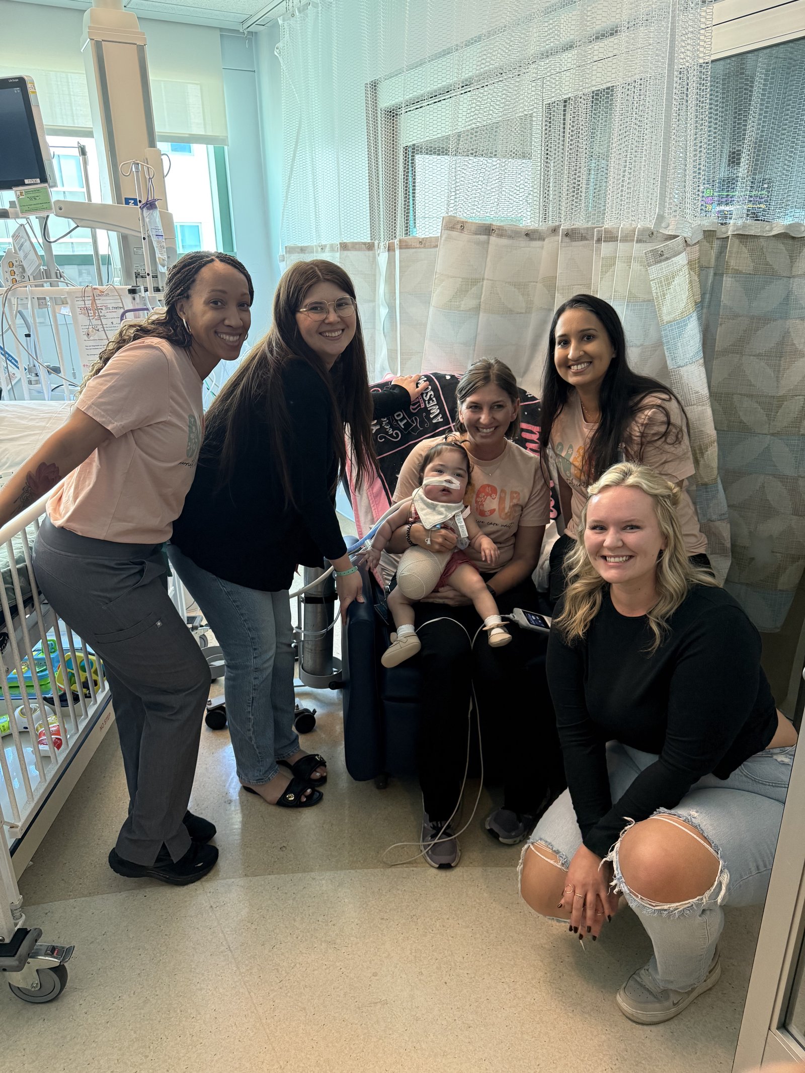 Lynlee and her mom surrounded by members of her Rady Children's care team